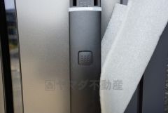 かざすだけで開閉できる、タッチキー採用の玄関。お買い物帰りで、両手がふさがってきても簡単に中に入れます＾＾