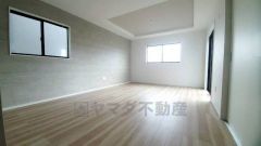 リビングは広々とした設計で、家族が集い、寛ぐ暮らしの空間を演出しています。思い思いの時間を過ごしたり、家族みんなで食事をしたり、素敵な団らんの場になりますね。