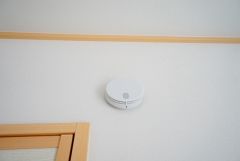火災報知器が設置されていることで、火災の発生をいち早く感知し、就寝中や留守中でも素早く危険を知らせてくれるため、家族の安全を確保し被害を最小限に抑えられます。