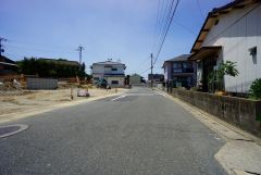 現地（2025年5月8日）撮影。前面道路は広く、車同士がすれ違うスペースが十分にあります。落ち着いた住宅地内で快適な生活を実現してみませんか＾＾