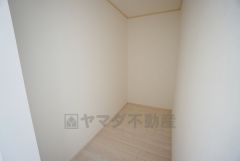 まとめ買いしてもこの収納量なら心配要らずのパントリー。調理家電や食品のストックをすっきりまとめられ、キッチン周りを広々使えます。