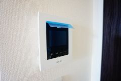 防犯はもちろん、セールスマン対策にもなるモニター付きインターホンです。お子さん1人での留守番時にも活躍しそうです。