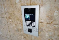 オートロックは、外部の人が自由に建物内に出入りできないため、不審者の侵入防止効果があります。