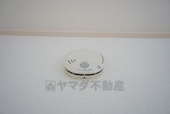同仕様写真。火災発生をいち早く知らせてくれる火災報知器は標準装備です。