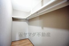 収納力豊富なウォークインクローゼット。洋服や小物などを1箇所にまとめて美しい収納を実現します。