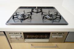 同時にたくさんの料理が調理できる3口コンロ。長時間熱を通しておきたい煮込み料理を作りながら、炒め物など同時進行で進められます。