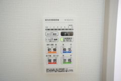 浴室暖房乾燥機付き。天候に左右されず、いつでも好きなときに洗濯物を干せるので、仕事や家事で忙しい方に重宝します。