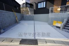 駐車スペースはゆとりある2台分を確保。マイカー用に、お客さま用に、余裕を持ってご利用いただけます。