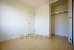 同仕様写真。住む人のこだわりを活かす洋室＾＾広めのクローゼットもあり荷物もすっきり片付けられ、ゆとりのある暮らしが出来ます＾＾