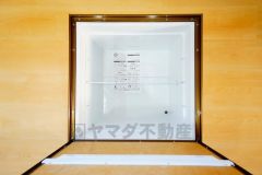 キッチンにある床下収納は、居住スペースを減らさずに買い置きの調味料や非常食などを保管することができます。