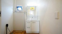三面鏡裏収納付き洗面化粧台です＾＾ 歯磨きセットやスキンケア用品などの収納に便利ですね。 生活感も隠すことができ、来客時にも安心です。