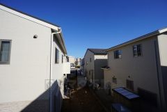 日差しが遮られないように隣家との間に距離を設けています。住宅地ですのでご近所様とコミュニケーション取りやすい距離感が良いですね。