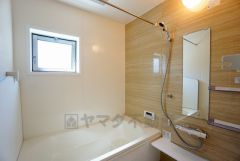 同仕様写真。1日の疲れを癒すくつろぎのバスルーム。足を伸ばしてもゆったりと入れるサイズです。お子様と一緒にお風呂に入っても狭くないですね^^