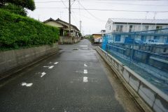 現地（2025年6月9日）撮影。大型車の通行が少なく、騒音や振動が少ないので静かで快適な生活を送れます。