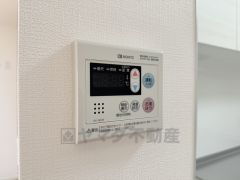 キッチン横からボタンひとつで操作が楽々。