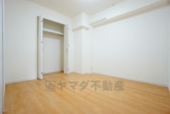 住む人のこだわりを活かす洋室。日当たりがよく、寝室としての利用もおすすめ。広めのクローゼットには荷物をすっきり片付けられ、ゆとりのある暮らしが出来ます＾＾