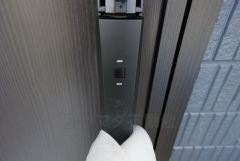 お子様を抱っこしながら簡単に開けられるのが便利なスマートキー。