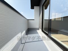 陽当たりの良いバルコニーです。お洗濯やお布団干しはもちろん、日光浴スペースにも。足元は防水工事施工済です。