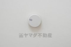 火災による煙や熱を感知して、警報音やブザー等で火災の発生を知らせてくれる火災警報器。