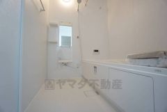 1日の疲れを癒すくつろぎのバスルーム。足を伸ばしてもゆったりと入れるサイズです。お子様と一緒にお風呂に入っても狭くないですね^^