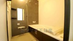 1日の疲れを癒すくつろぎのバスルーム。足を伸ばしてもゆったりと入れるサイズです。お子様と一緒にお風呂に入っても狭くないですね^^