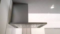 お手入れが簡単なスリム型レンジフードです。調理により発生する油煙や臭いを吸い込み、屋外へ排気してくれます。