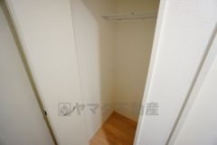 同仕様写真。2階の廊下にも収納を確保。各居室に入りきれなかった荷物や、2階で使用する日用品のストック置き場に便利です。