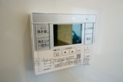 キッチン横からお湯張り、追い炊き、足し湯がボタン一つで楽々操作できる給湯機リモコンです。