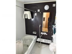 1日の疲れを癒すくつろぎのバスルーム。足を伸ばしてもゆったりと入れるサイズです。お子様と一緒にお風呂に入っても狭くないですね^^