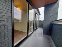 陽当たりの良いバルコニーです。お洗濯やお布団干しはもちろん、日光浴スペースにも。足元は防水工事施工済です。