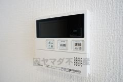 同仕様写真。キッチン横からお湯張り、追い炊き、足し湯がボタン一つで楽々操作できる給湯機リモコンです。忙しい夕飯準備の時間帯に重宝しますね。