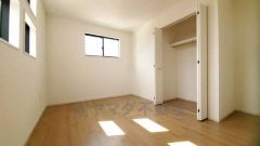 2面採光を確保した明るい室内は、風通しも良く、大変居心地の良い空間となっております。爽やかな風を感じて起きる朝は、快適生活の始まりに。