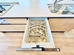 食事の後の手間を解消する食器洗い乾燥機を標準装備。手洗いよりも断然節約でき、節水で自然にもやさしいです。