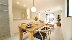 リビングは広々とした設計で、家族が集い、寛ぐ暮らしの空間を演出しています。思い思いの時間を過ごしたり、家族みんなで食事をしたり、素敵な団らんの場になりますね。