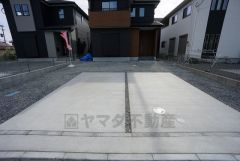駐車スペースはゆとりある2台分を確保。マイカー用に、お客さま用に、余裕を持ってご利用いただけます。