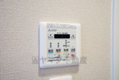 浴室暖房乾燥機付き。天候に左右されず、いつでも好きなときに洗濯物を干せるので、仕事や家事で忙しい方に重宝します。