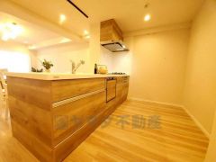 リビングやダイニングからキッチン周りが丸見えにならない対面式キッチン。テレビ鑑賞や家族との対話がしやすく、ご家族の温かい時間を演出します。