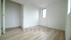 2面採光を確保した明るい室内は、風通しも良く、大変居心地の良い空間となっております。爽やかな風を感じて起きる朝は、快適生活の始まりに。