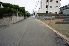 現地（2025年6月10日）撮影。全戸駐車スペースも2台確保、来客時にも便利。