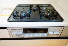 同時にたくさんの料理が調理できる3口コンロ。長時間熱を通しておきたい煮込み料理を作りながら、炒め物など同時進行で進められます。