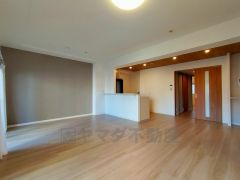 リビングは広々とした設計で、家族が集い、寛ぐ暮らしの空間を演出しています。思い思いの時間を過ごしたり、家族みんなで食事をしたり、素敵な団らんの場になりますね。