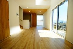 大きな窓のあるリビングは、陽光あふれる明るい空間です。居心地良く、ご家族皆がゆったり寛げる憩いの空間となりそうです。