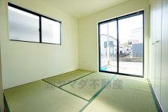 リビング隣には、ホッとできる和室を用意。お子様のお昼寝スペースや書斎としてなど、いろいろとお使い頂けます。