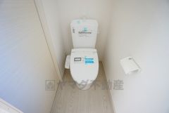 温水洗浄機付トイレです。節水機能もあるので、安心して使えますね。もちろん、1階2階の2ヶ所にトイレがあるので、忙しい朝にもゆとりができますね。