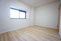 主寝室としてお使いいただけそうなこちらのお部屋は、日当たりが良く、爽やかな風を感じて起きる朝は、快適生活の始まりに。