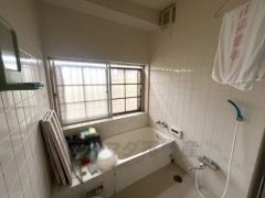 母屋。浴室には大きな窓が付いているので、換気もばっちりできます＾＾