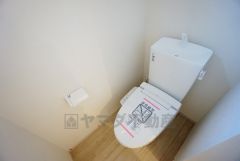 温水洗浄機付トイレです。節水機能もあるので、安心して使えますね。もちろん、1階2階の2ヶ所にトイレがあるので、忙しい朝にもゆとりができますね。