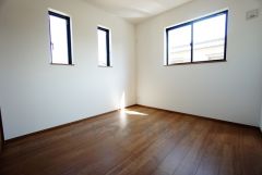 2面採光を確保した明るい室内は、風通しも良く、大変居心地の良い空間となっております。爽やかな風を感じて起きる朝は、快適生活の始まりに。