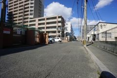 前面道路は広く、車同士がすれ違うスペースが十分にあります。落ち着いた住宅地内で快適な生活を実現してみませんか＾＾