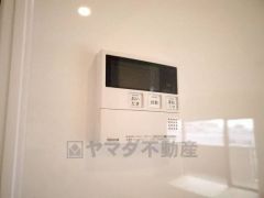 キッチン横からボタンひとつで操作が楽々。